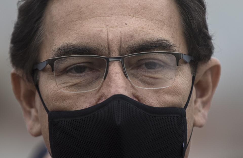 El presidente peruano Martín Vizcarra asiste al arranque de un testeo casa por casa y distribución de comida en Villa el Salvador, a las afueras de Lima, Perú el martes 15 de septiembre de 2020. (AP Foto/Rodrigo Abd)