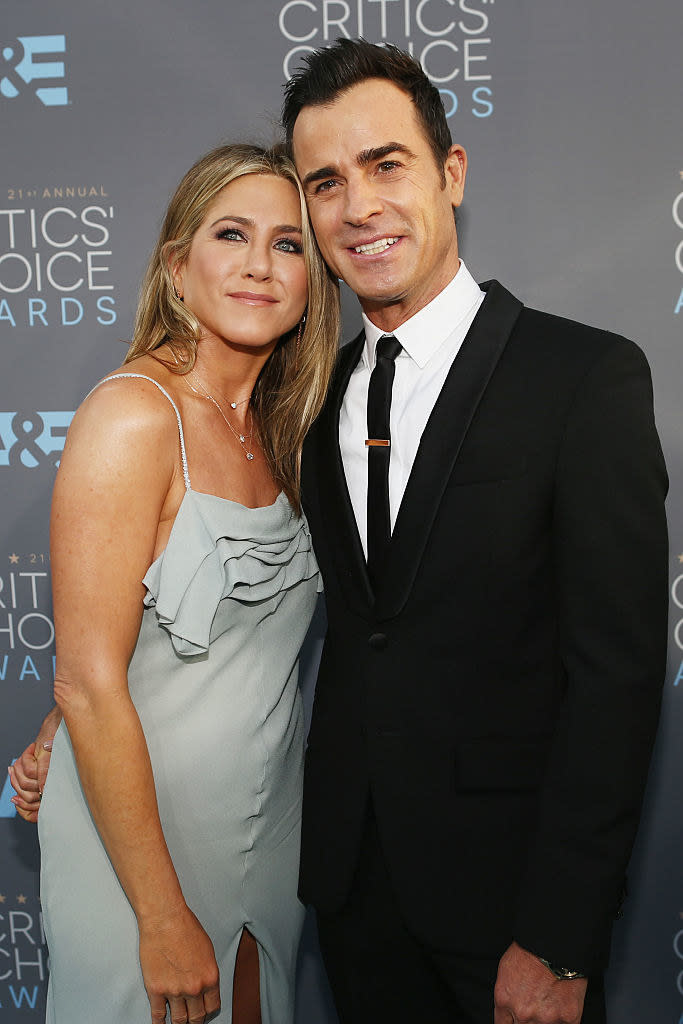 Jennifer Aniston (L) and Justin Theroux pose for photos at the 21st Annual Critics' Choice Awards