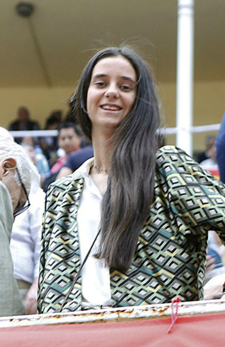 <p>En los últimos meses hemos visto a Victoria Federica acudir ya en solitario a numerosos actos públicos, especialmente a corridas de toros. Y es que en el mundo de la tauromaquia tiene algunos de sus mejores amigos, como los diestros Roca Rey o Gonzalo Caballero, con el que se la llegó a relacionar. Sin duda, la joven ha demostrado gran personalidad y ha sabido encontrar su sitio dentro de la familia real. (Foto: Gtres). </p>