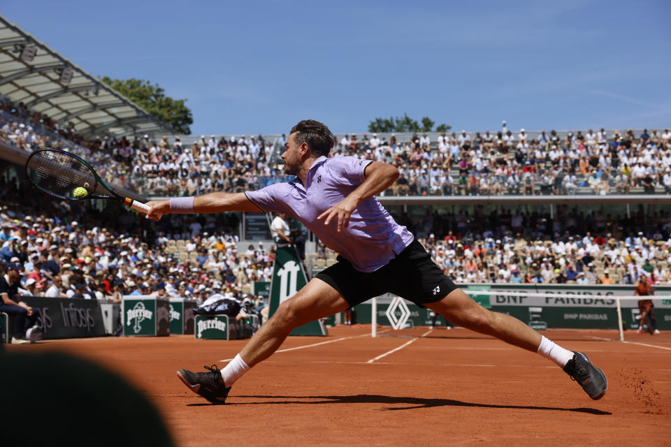 Stan Wawrinka devuelve ante Thanasi Kokkinakis durante la segunda ronda del Abierto de Francia, el miércoles 31 de mayo de 2023, en París. (AP Foto/Jean-Francois Badias)