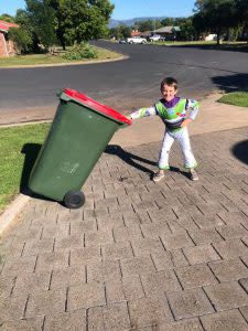 各國網友於臉書社團「Bin isolation outing」，分享穿著奇裝異服倒垃圾的照片｜People share photos of their outfits while taking the bin out on the Facebook page. (Courtesy of Facebook)