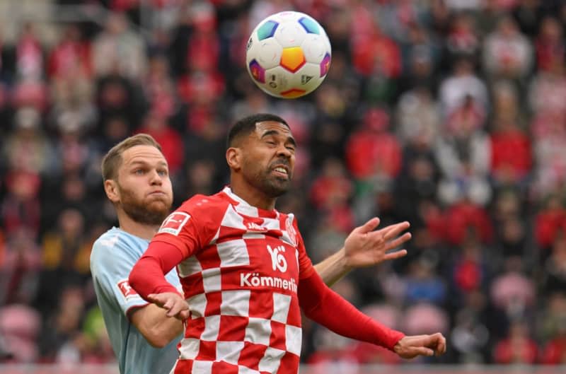Mainz's Phillip Mwene (R) and Cologne's Benno Schmitz battle for the ball during the German Bundesliga soccer match between FSV Mainz 05 and 1. FC Cologne at Mewa Arena. Torsten Silz/dpa