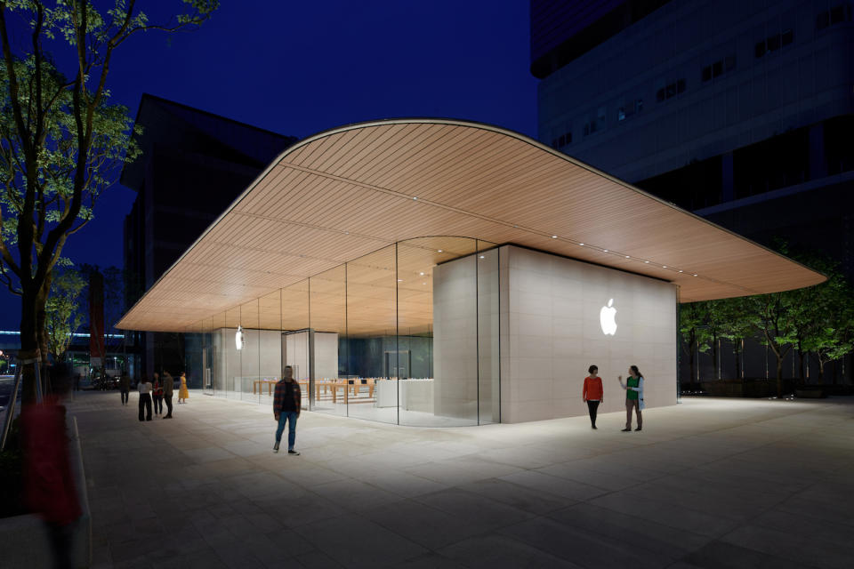 日本Apple Store施行新政策，自今年6/21起，外國遊客等非日本公民購買蘋果產品時不再享有外籍旅客免稅福利。   圖：取自蘋果官網