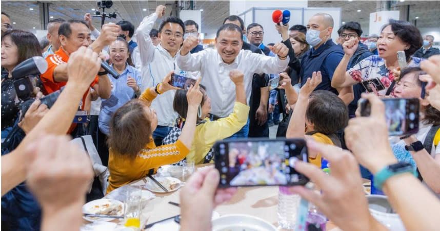 國民黨總統候選人侯友宜正式登記參選後，民調支持度猛逼民進黨對手賴清德，但要如何在選戰最後一個月成功挖到青年票，成為勝選關鍵。（圖／翻攝侯友宜臉書）