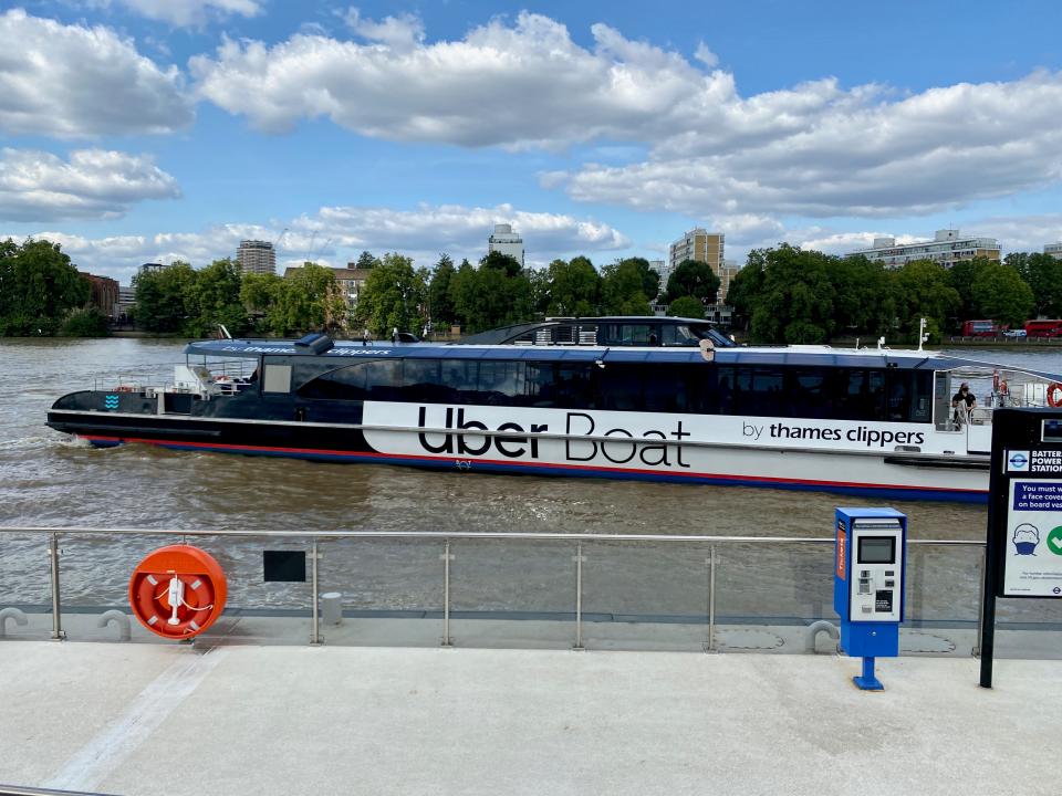 Uber Boat coming towards Battersea platform