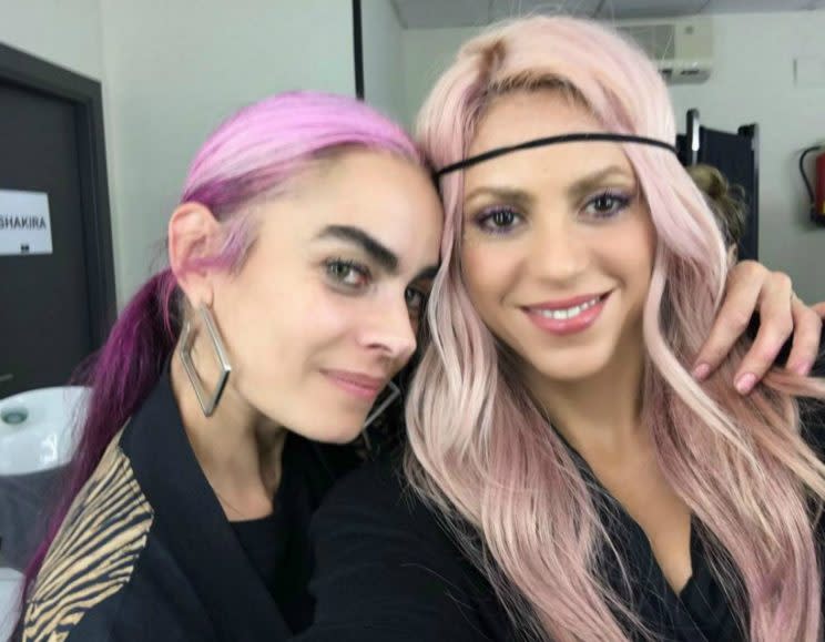 Shaki había experimentado con el tono rosado para un videoclip hace unos meses. Foto junto a su estilista y maquilladora Beatriz Matallana. (Foto de Instagram/ @shakira ).