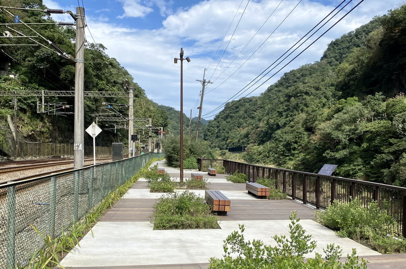 三貂嶺「站前走讀廊道」景觀休憩平台 新北市觀旅局指出，民眾若造訪有百年歷史的三貂嶺 車站，歡迎在「站前走讀廊道」景觀休憩平台欣賞基 隆河壺穴、台鐵宜蘭線舊鐵道橋遺構，以及遙望對岸 三爪子隧道口與懸掛在山壁上的棧橋全景等。 （新北市觀旅局提供） 中央社記者黃旭昇新北市傳真  113年6月13日 