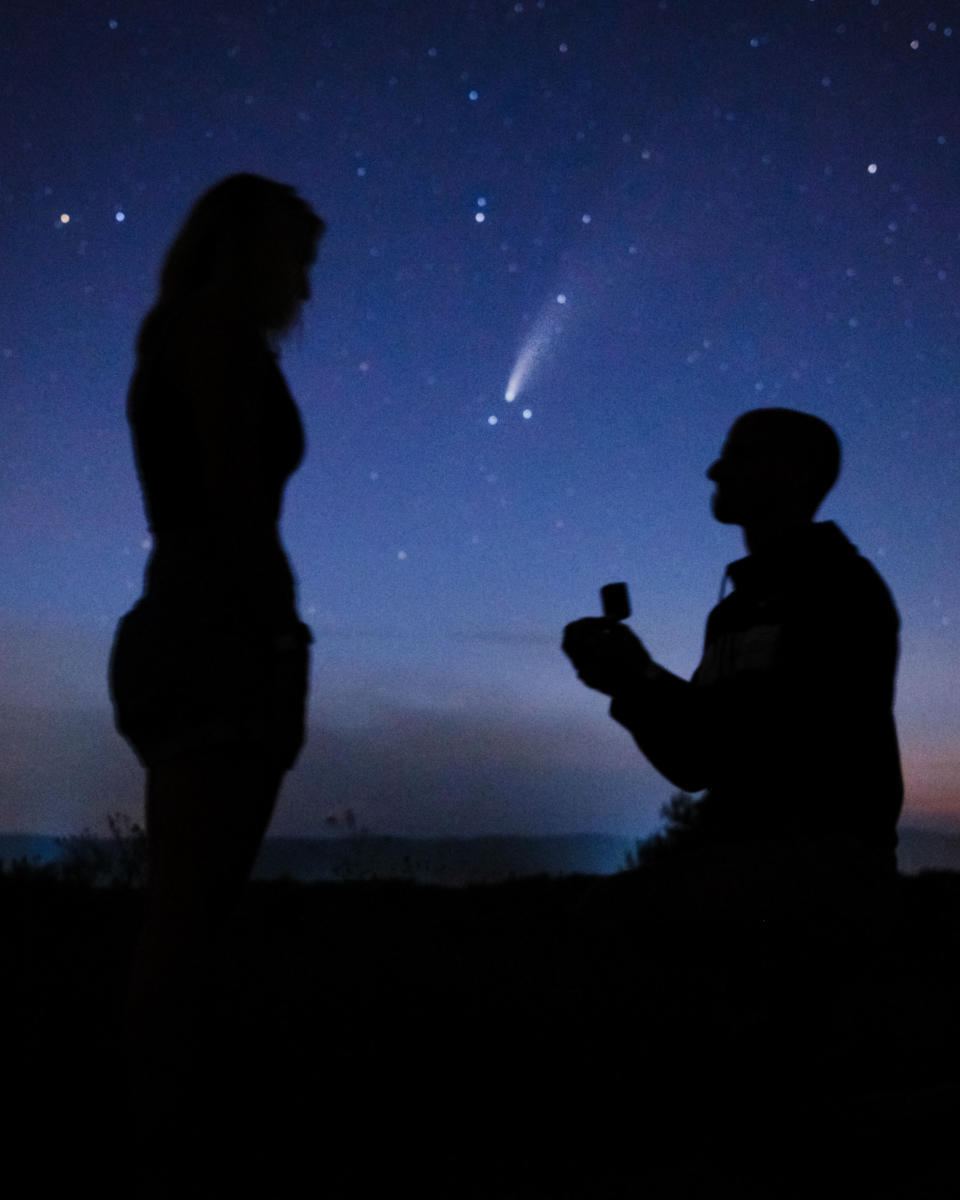 New York photographer Timothy Leach shot engaged couple John Nicotera and Erica Pendrak under the rare Neowise comet.  (Screenshot: Instagram/tleach18)