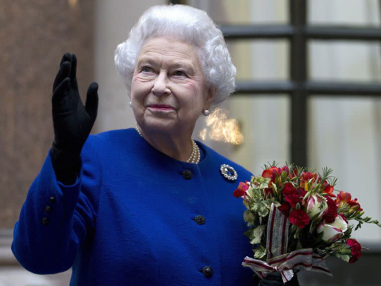 En esta foto del martes 18 de diciembre de 2012, la reina Isabel II de Gran Bretaña saluda al personal de la Oficina de Asuntos Exteriores y de la Mancomunidad de Naciones al finalizar una visita oficial que forma parte de las celebraciones de su Jubileo en Londres. (Foto AP/Alastair Grant Pool, Archivo)