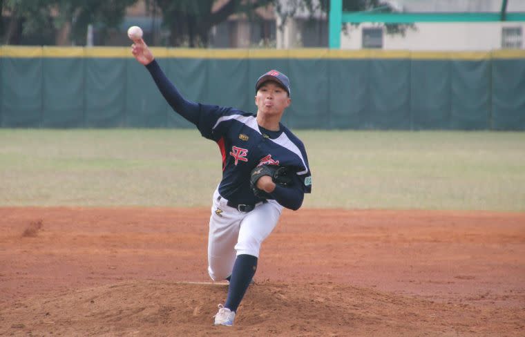 平鎮高中賴延峰中繼6.2局失1分奪勝投。