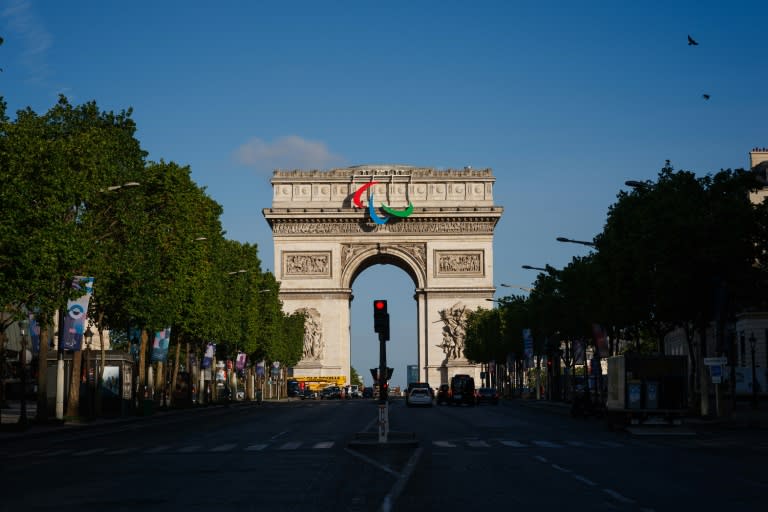 Les Agitos, symbole des Jeux paralympiques, installés sur l'Arc de Triomphe en vue des JO de Paris 2024, le 28 juin 2024 (Dimitar DILKOFF)