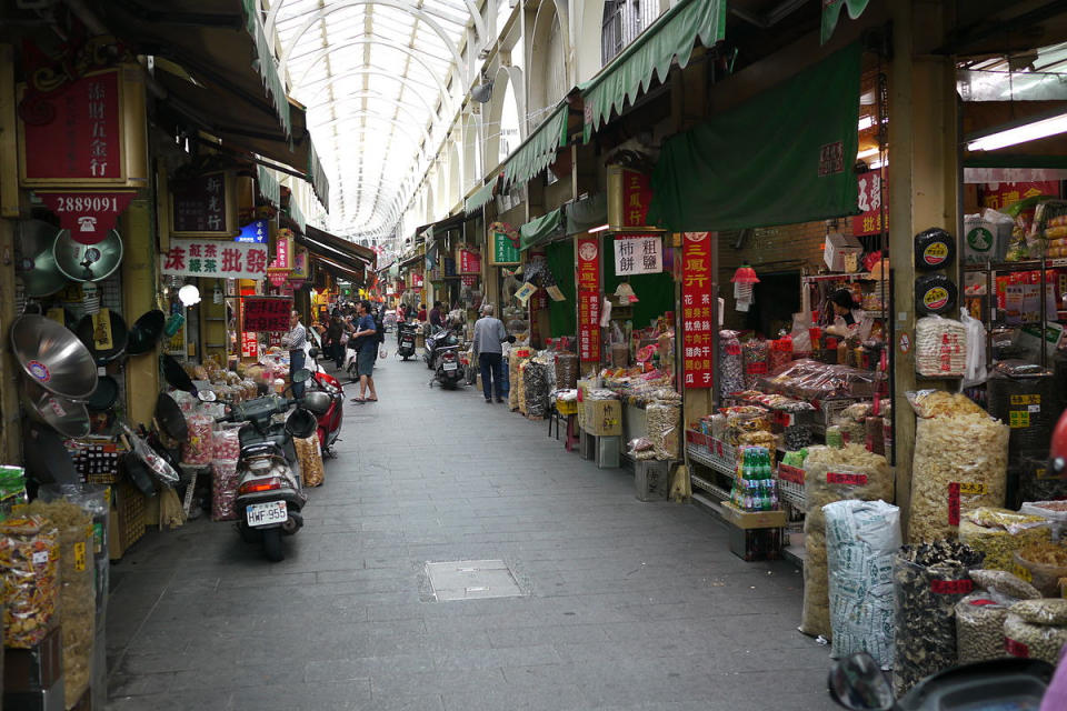 三鳳中街(Photo via Wikimedia, by Jun Kaneko, License: CC BY-SA 2.0，圖片來源：https://zh.wikipedia.org/wiki/File:San_Feng_Zhong_Jie.jpg)