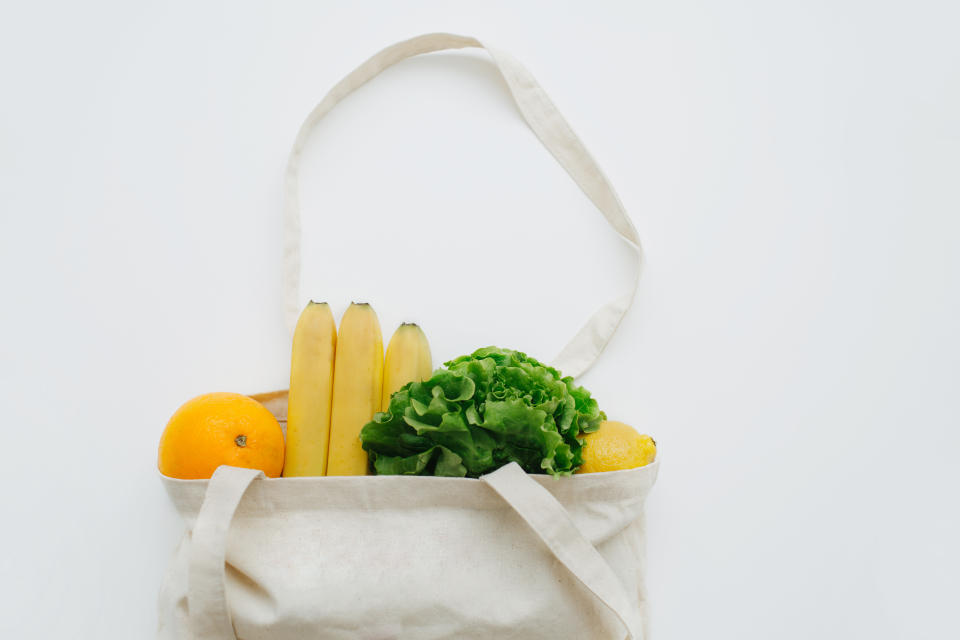 Mit deinem eigenen Beutel kaufst du Obst und Gemüse ein, ohne Müll zu produzieren. (Bild: Getty Images)