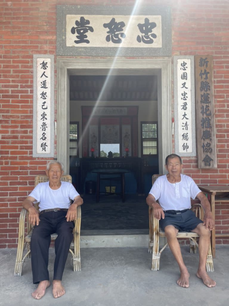 92歲曾國渠(左)和89歲曾國銘兩兄弟，各住三合院廂房一邊，兄弟倆每天話家常，更傳承先祖曾國藩「忠恕」精神予一下代。（記者彭新茹攝）