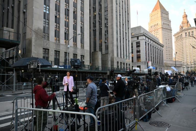 Des équipes de télévision devant le tribunal de New York où est jugé l'ancien président américain Donald Trump, le 15 avril 2024 (ANGELA WEISS)