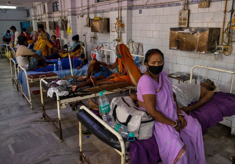 Wider Image: Last doctor standing: Pandemic pushes Indian hospital to brink