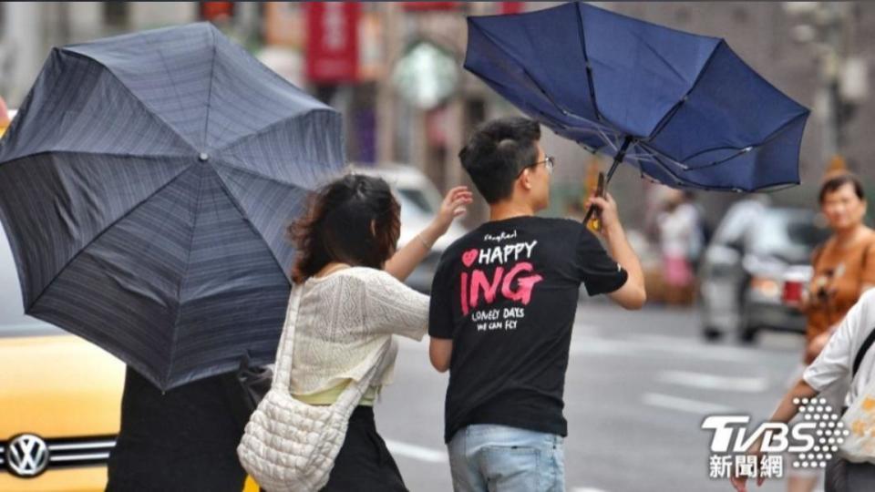 受颱風外圍環流影響，各地區會有短暫陣雨情形。（圖／胡瑞麒攝）