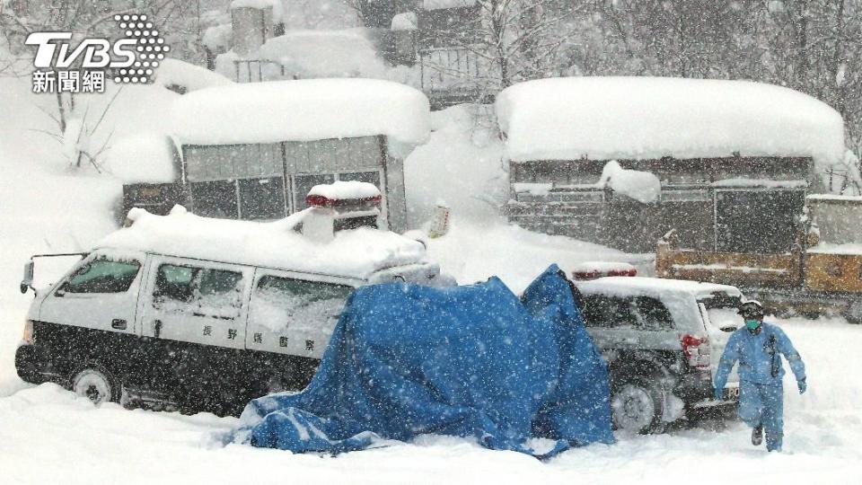 搜救現場下著大雪。（圖／達志影像美聯社）