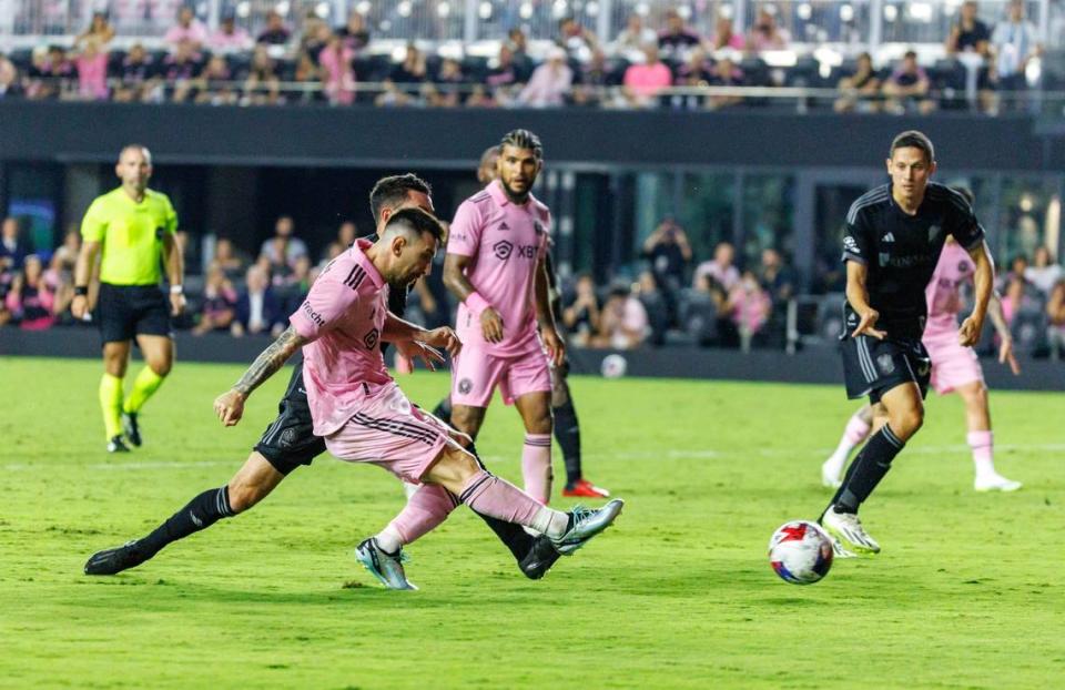 El delantero del Inter Miami Lionel Messi dispara a puerta ante la defensa de Daniel Lovitz, de Nashville, en el partido celebrado el 30 de agosto de 2023 en Fort Lauderdale, Florida.