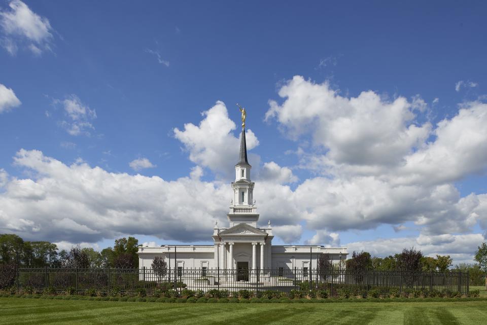 Hartford Connecticut LDS Temple (Connecticut)
With formal gardens in front, the Hartford Connecticut LDS Temple boasts an elegant entry. Once inside, this new temple (open since 2016) features gold Art Deco-like railings around the bapistry area and soaring ceilings with crown molding in the Celestial Room.