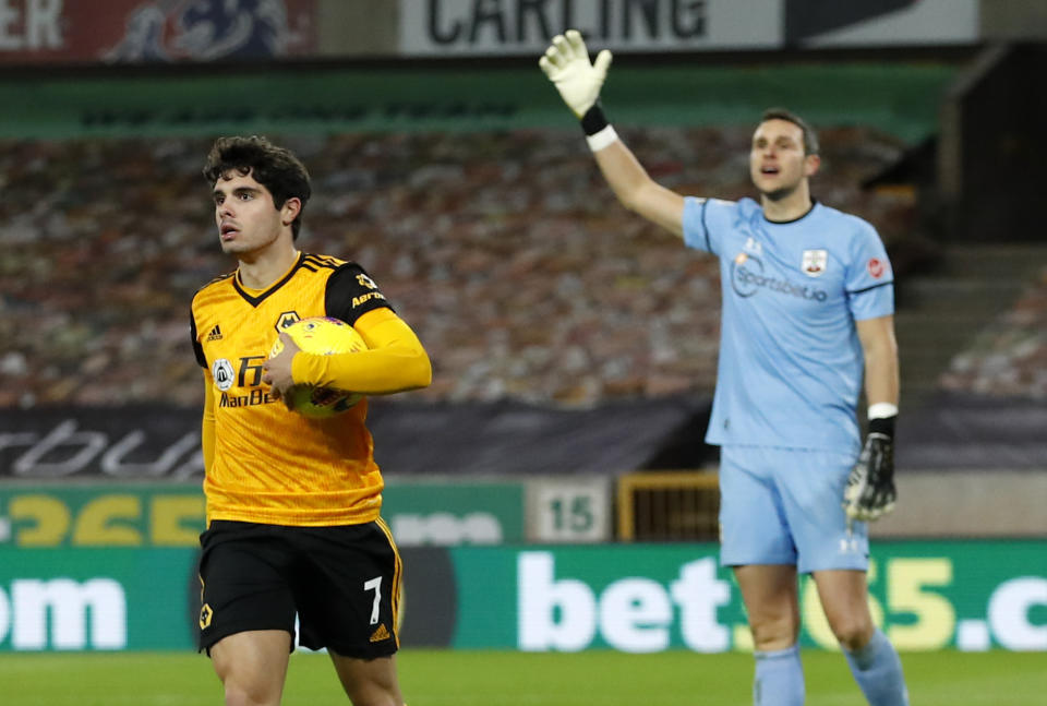 Pedro Neto (izquierda) del Wolverhampton carga el balón tras anotar el gol para el empate 1-1 contra Southampton en el partido de la Liga Premier inglesa, el lunes 23 de noviembre de 2020, en Wolverhampton. (Andrew Boyers, Pool vía AP)