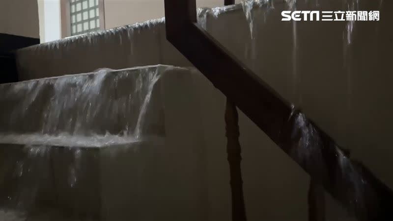 大樓地下室淹水機車全泡在水裡，水淹到樓梯彷彿是小型瀑布。（圖／翻攝畫面）