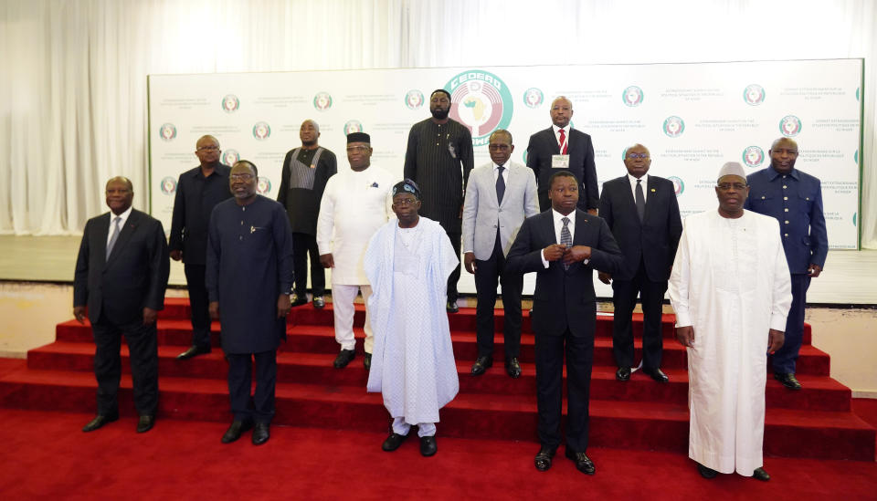 El presidente de Nigeria, Bola Ahmed Tinubu (centro, primera fila), posa para una foto de grupo con otros líderes de África Occidental antes de una reunión de la CEDEAO en Abuya, Nigeria, el 10 de agosto de 2023. (AP Foto/Gbemiga Olamikan)