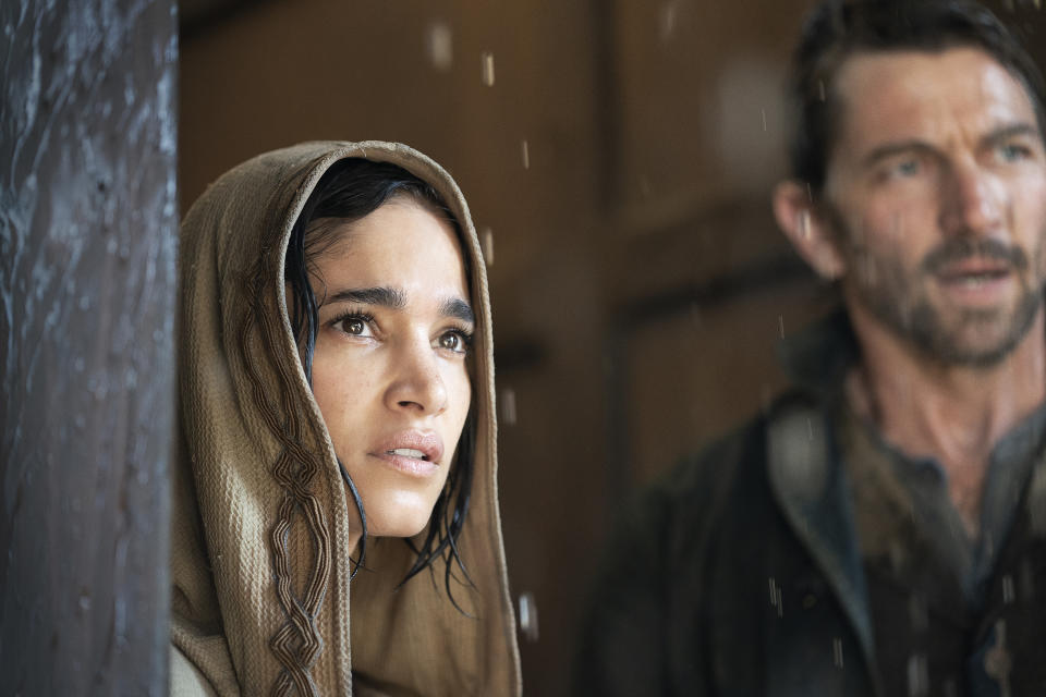 En esta imagen proporcionada por Netflix, Sofia Boutella, izquierda, y Michiel Huisman en una escena de "Rebel Moon: Part One - A Child of Fire". (Clay Enos/Netflix vía AP)