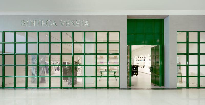 全新開幕的BOTTEGA VENATA高雄漢神巨蛋店，綠色的窗格的清爽風格，感受到品牌想傳遞的安靜的力量，也呼應了格紋與編織的元素。（BOTTEGA VENATA提供）