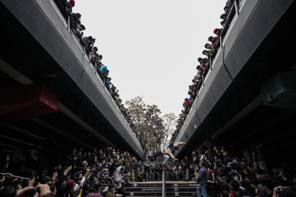 Un skater actúa durante el Día del Skate, en Santiago, Chile, el 23 de junio de 2024. (AP Foto/Esteban Felix)