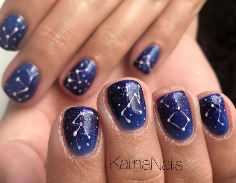 <p>Las constelaciones también han llegado al <em>nail art</em>. Este es un diseño de Kalina Nails. (Foto: Instagram / <a rel="nofollow noopener" href="https://www.instagram.com/flashglamnails/" target="_blank" data-ylk="slk:@flashglamnails;elm:context_link;itc:0;sec:content-canvas" class="link ">@flashglamnails</a>). </p>