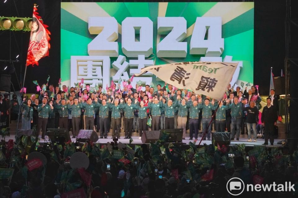 民進黨正副總統候選人賴清德、蕭美琴在全國競總成立大會上和支持者一起高喊凍蒜。   圖：張良一/攝