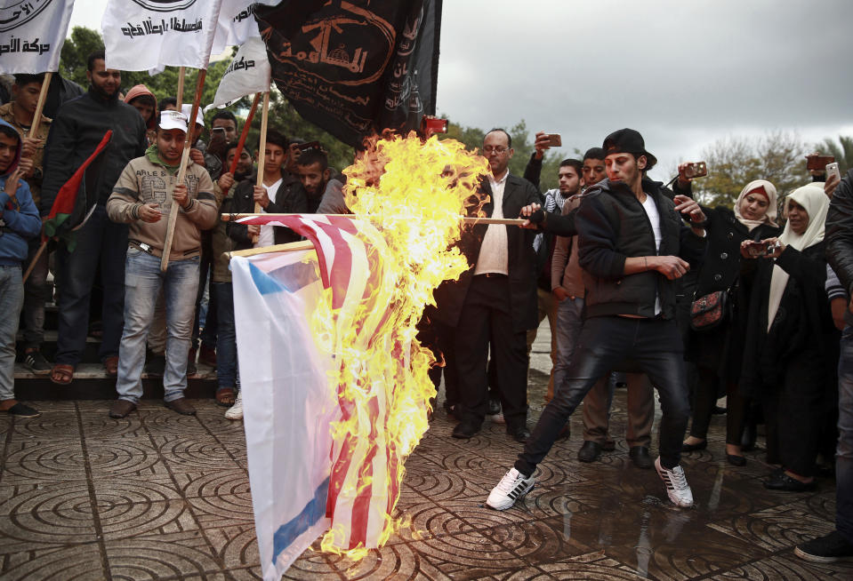 Palästinenser protestieren in Gaza Stadt gegen Trumps Entscheidung (Bild: AP Photo/Khalil Hamra)