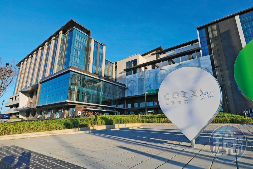 「COZZI Blu 和逸飯店桃園館」位於高鐵桃園站旁，同棟建築還能通往新光影城及Xpark水生公園。