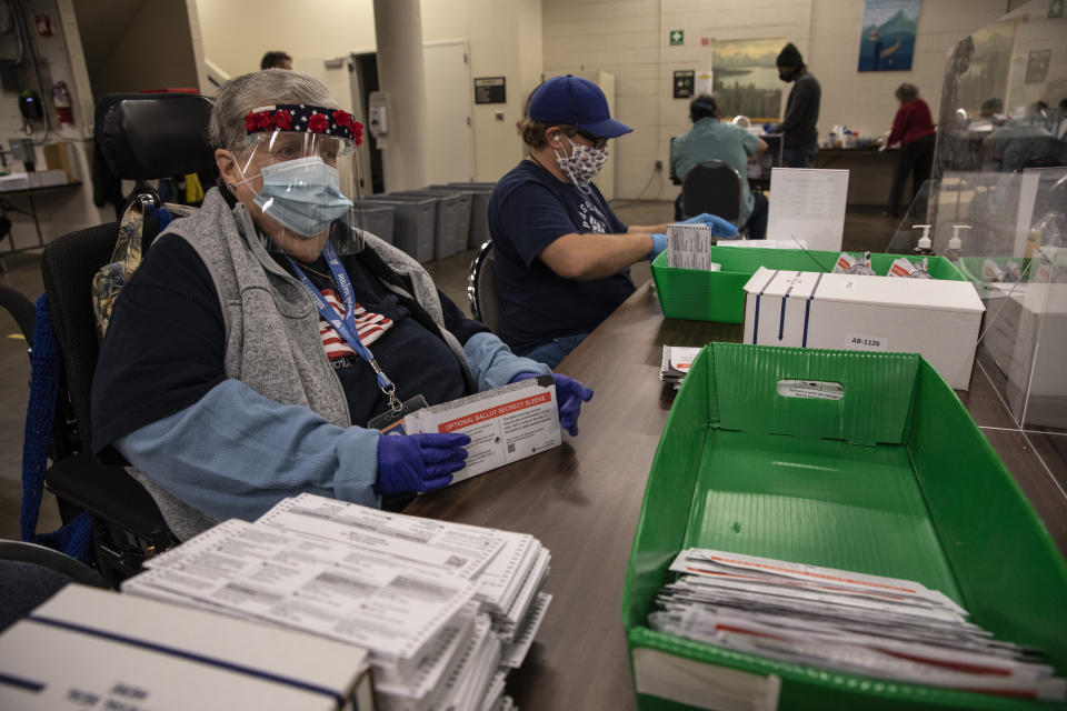 Le immagini delle procedure per il "mail voting", cioè la possibilità di votare attraverso un documento inviato via posta, modalità scelta da milioni di americani vista la pandemia. Per lo spoglio, potrebbero volerci giorni (Ap Photo)