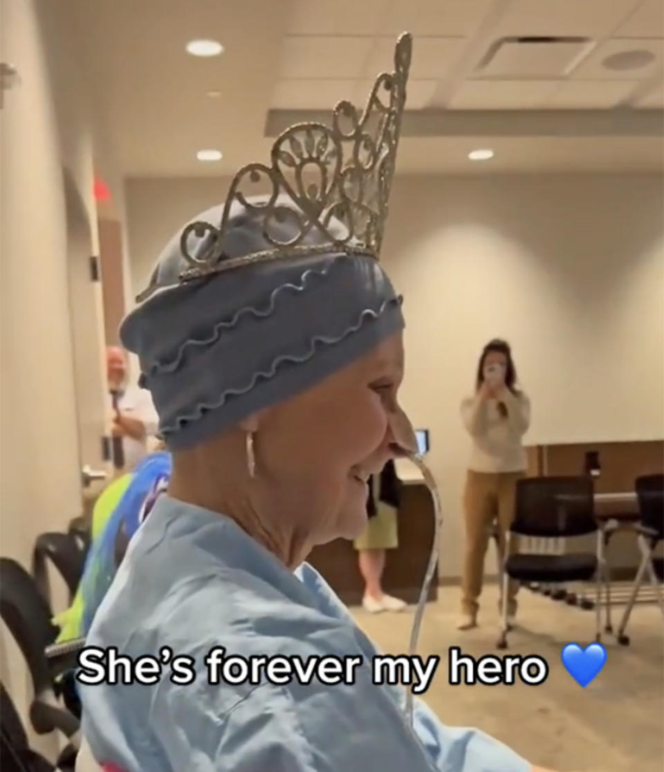 Hospice patient Penny Poutre couldn't stop smiling during the drag queen show at the hospital. (Haley Hernandez / @hales978 via TikTok)