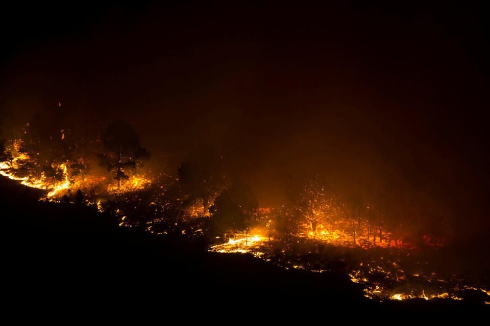 A forest fire burns out of control in Las Manchas