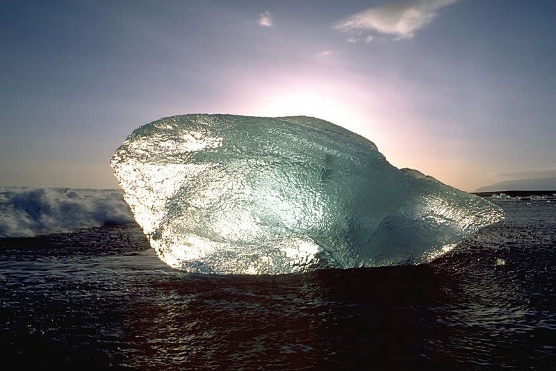 Bloque natural de hielo de 4 toneladas en una playa de Islandia. (Imagen CC vista en Wikipedia).
