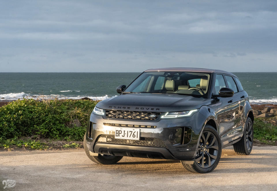 此次試駕車款為 Range Rover Evoque  Bronze Collection 車型，售價為新台幣 235 萬元。