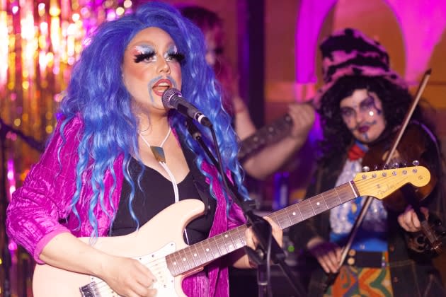 A Grateful Dead Tribute Band — in Drag — Raises Money for Trans Youth in  Tennessee