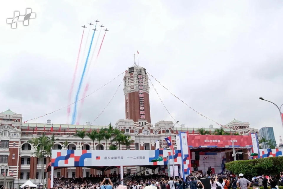 <strong>空軍雷虎特技小組自總統府後方由西向東通過觀禮臺上空，噴灑藍白紅三色彩煙（圖取自中華民國讚國慶臉書）</strong>