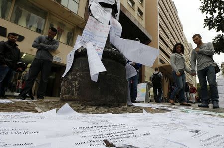 People look at a list of job offers posted in a main street in downtown Sao Paulo August 13, 2014. REUTERS/Paulo Whitaker