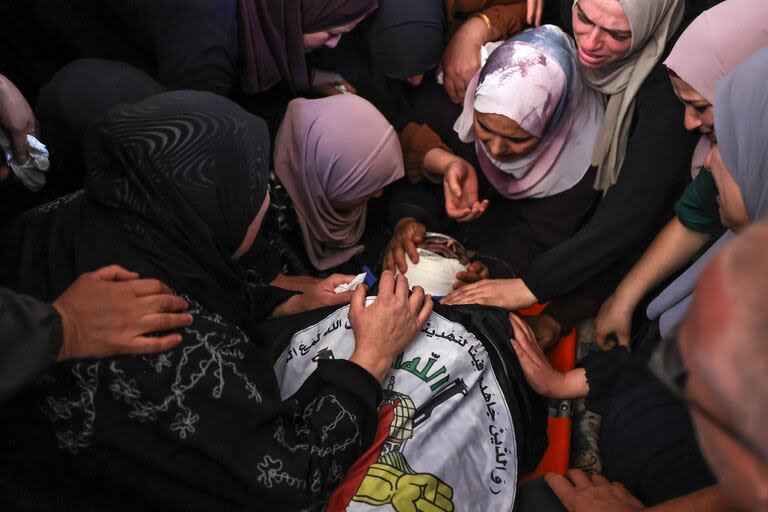 Los familiares lloran por el cuerpo de un palestino muerto en una incursión israelí en el campo de refugiados palestinos de Nur Shams en la ocupada Cisjordania, durante su funeral el 21 de abril de 2024.