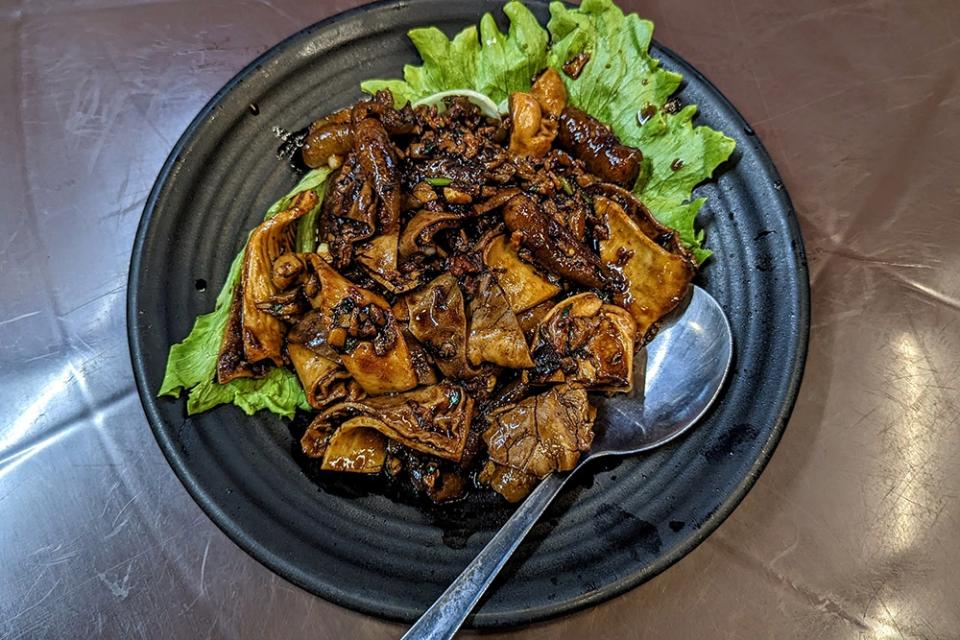 Not your usual plate of pig's stomach, the thin pieces of sea cucumber here is a textural joy.