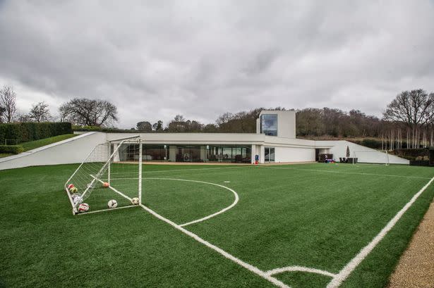 English Underground Mansion – Complete Soccer Field