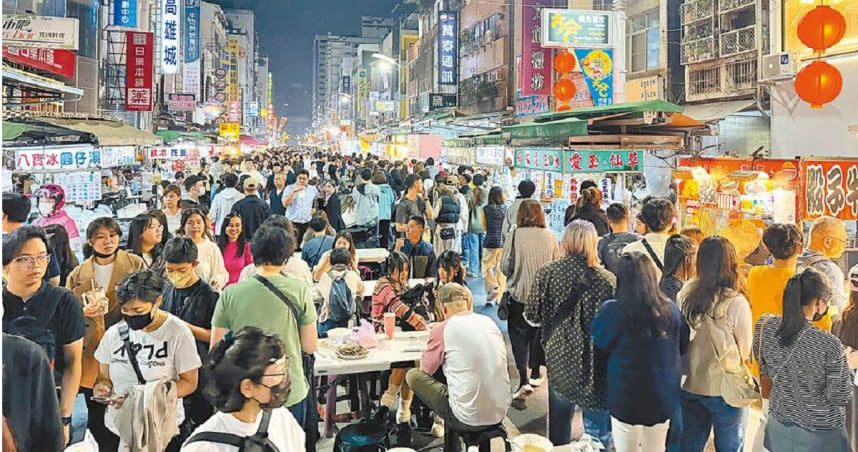 高雄商圈、夜市自從黃色小鴨在愛河灣展出之後，人流明顯提升，春節檔期更是明顯，過年的業績比起去年同檔期成長5成。（圖／高市經發局提供／柯宗緯高雄傳真）