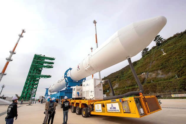 <p>Lors du décollage de la fusée "Korean Satellite Launch Vehicle II", au Naro Space Center à Goheung (Corée du Sud).</p>