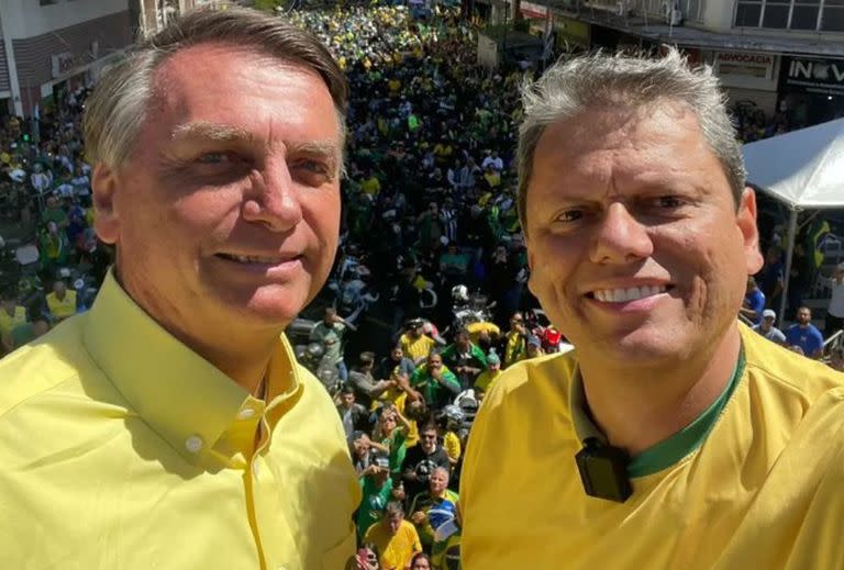 El gobernador de San Pablo, Tarcisio Gomes de Freitas, con Jair Bolsonaro