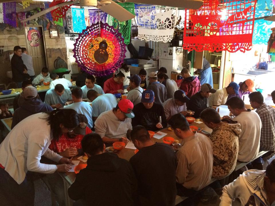 Migrants have breakfast at El Comedor migrant center in Nogales, in Sonora state, Mexico in 2016. (Photo: David Alire Garcia/Reuters)