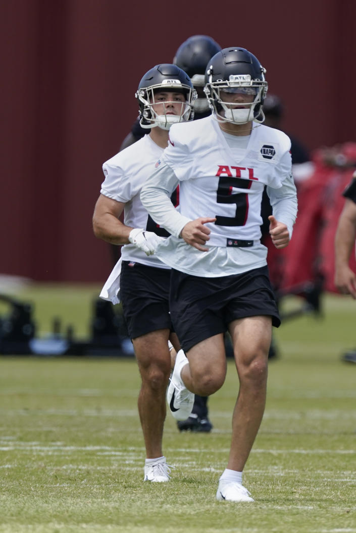Atlanta Falcons wide receiver Drake London (5) jogs with teammates during the NFL football team's rookie minicamp, Saturday, May 14, 2022, in Flowery Branch, Ga. (AP Photo/John Bazemore)